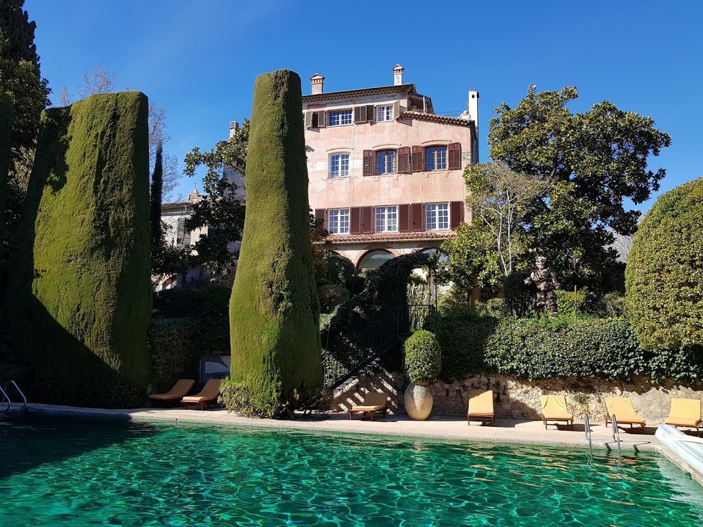 swimming pool and garden view at La Colombe d'Or