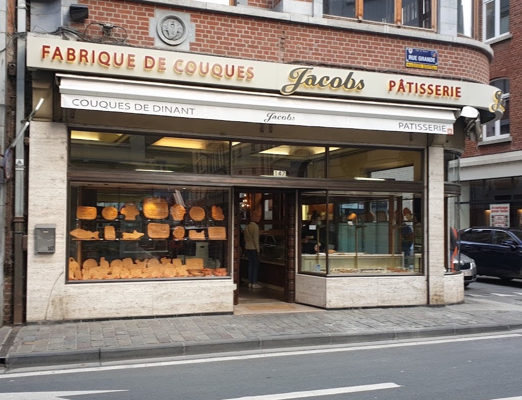 display and window front of Maison Jacobs, with many homemade biscuits in the display