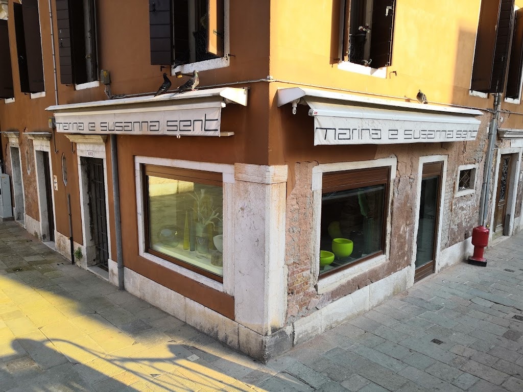 exterior view of Marina e Susanna Sent store on a corner