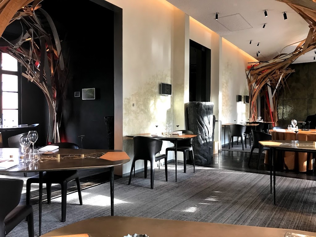restaurant interior with art at the Pastorale in Reet