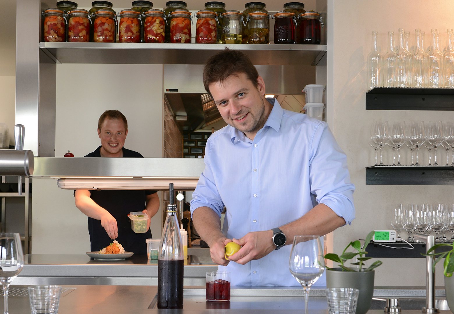 the chef of Een Twee Vijf restaurant preparing a cocktail
