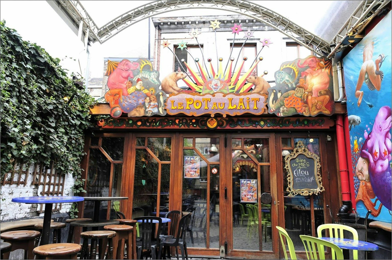 psychedelic-themed interior of Le Pot Au Lait cafe in Liège