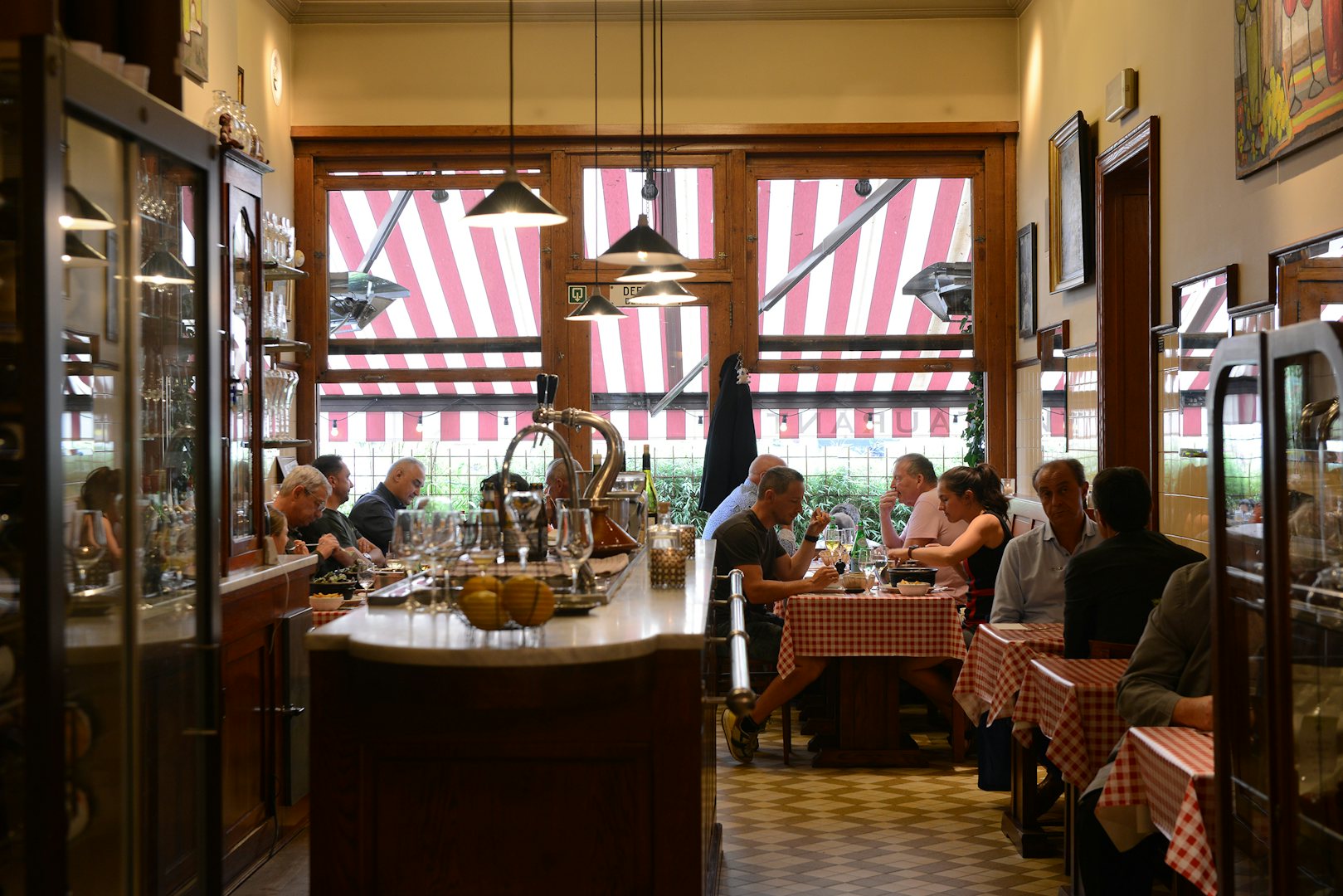 people enjoying fries at Frituur René in Anderlecht