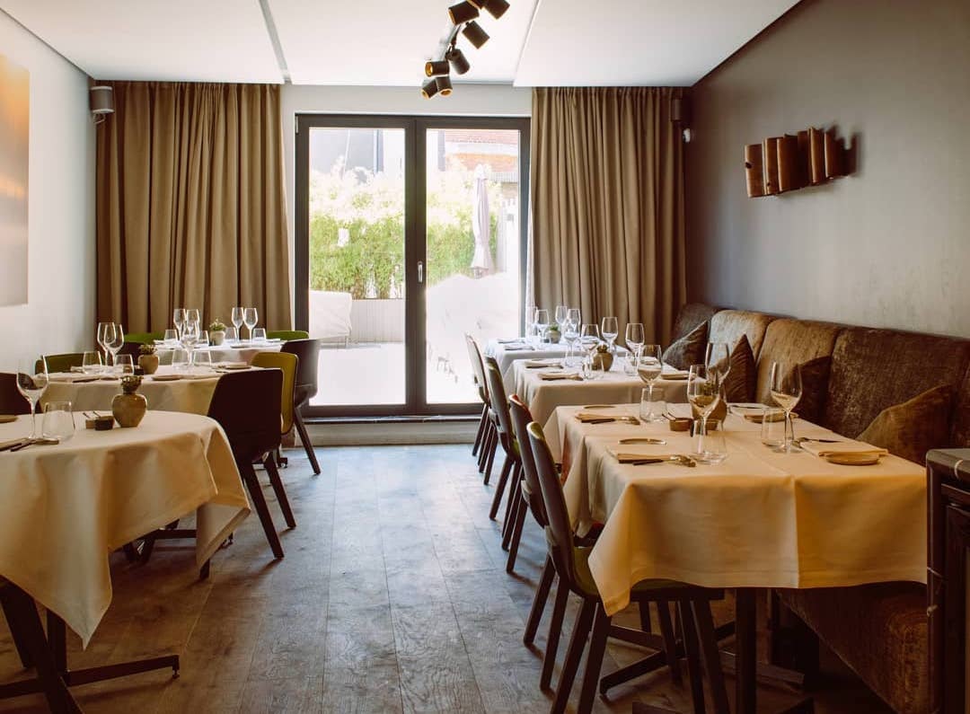 restaurant interior of Oak