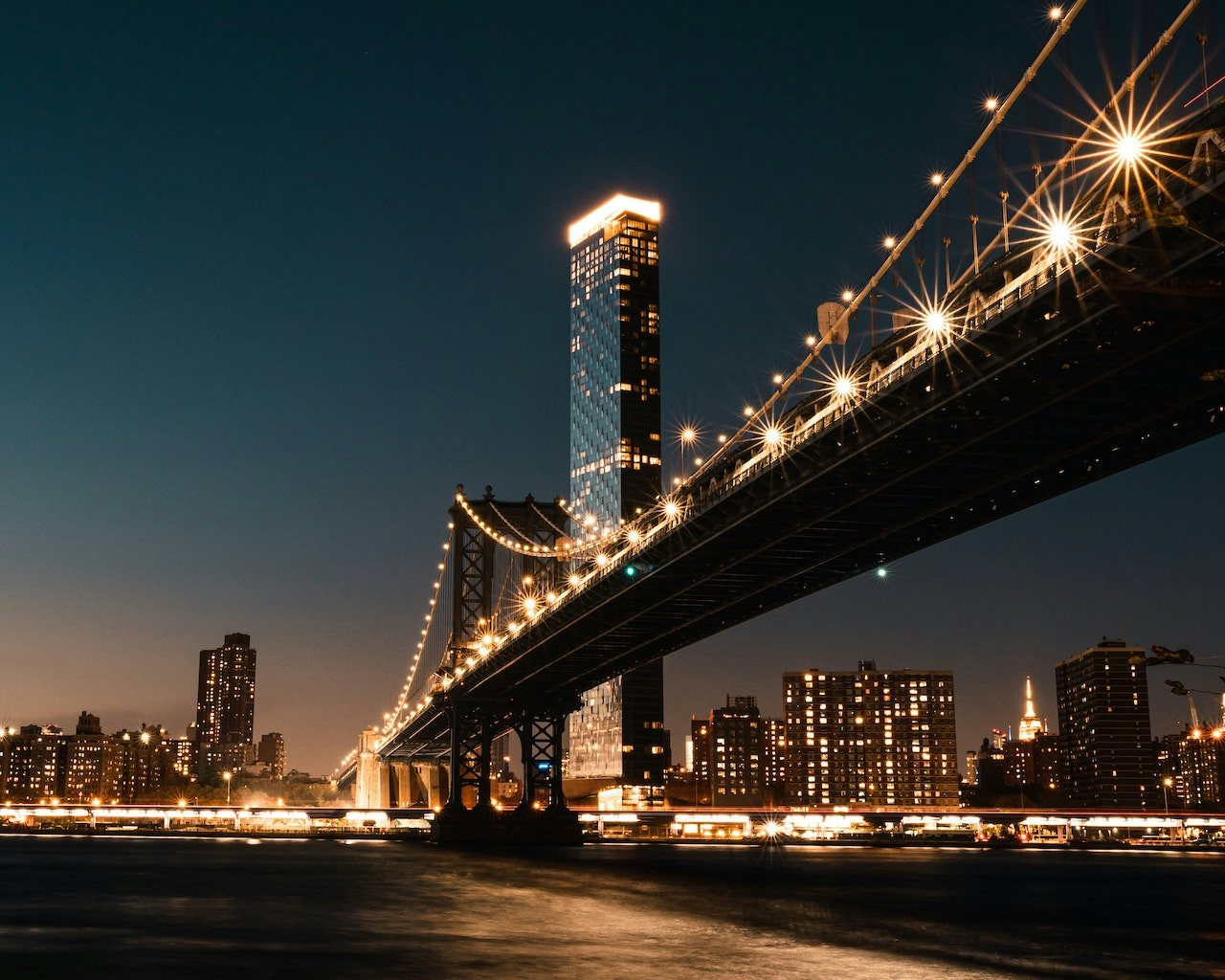 the stunning Manhattan bridge at night 