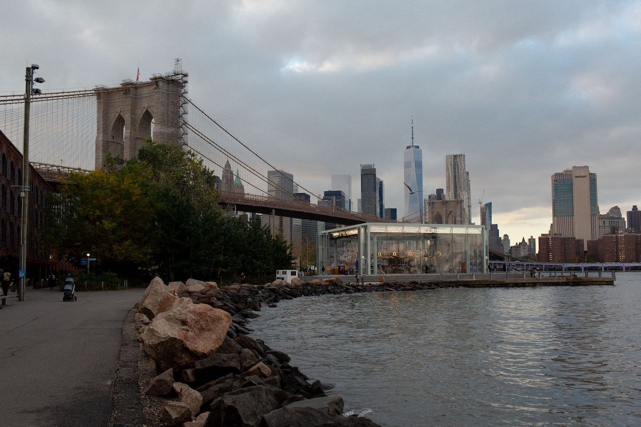 Pebble Beach and view over Manhattan from Brooklyn