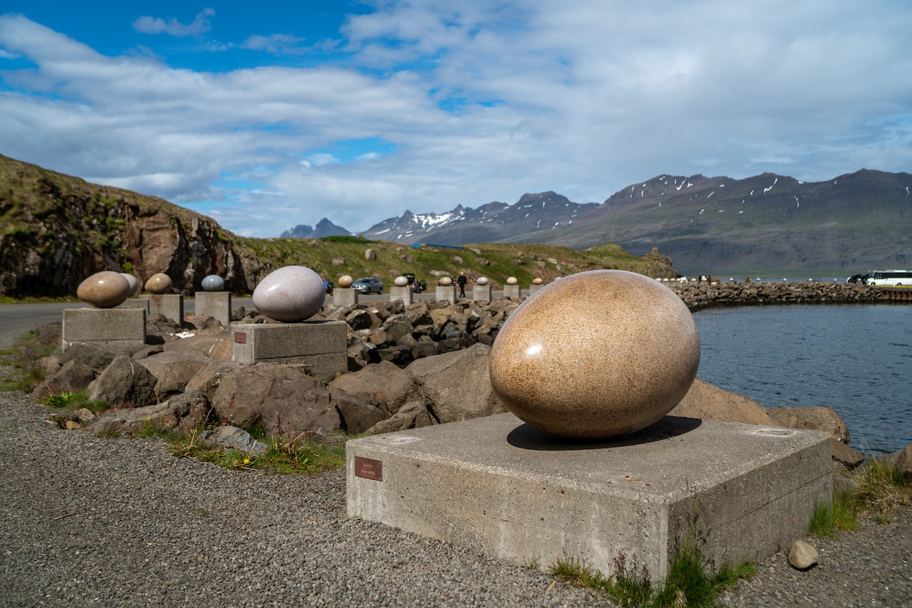 eggs sculptures in Iceland named Eggin í Gleðivík