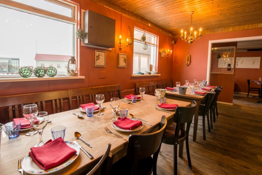 set table at Fjöruborðið restaurant