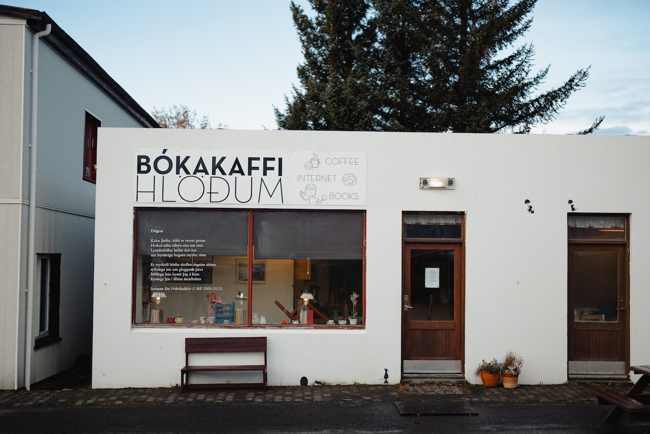 window shop of Bókakaffi Hlöðum