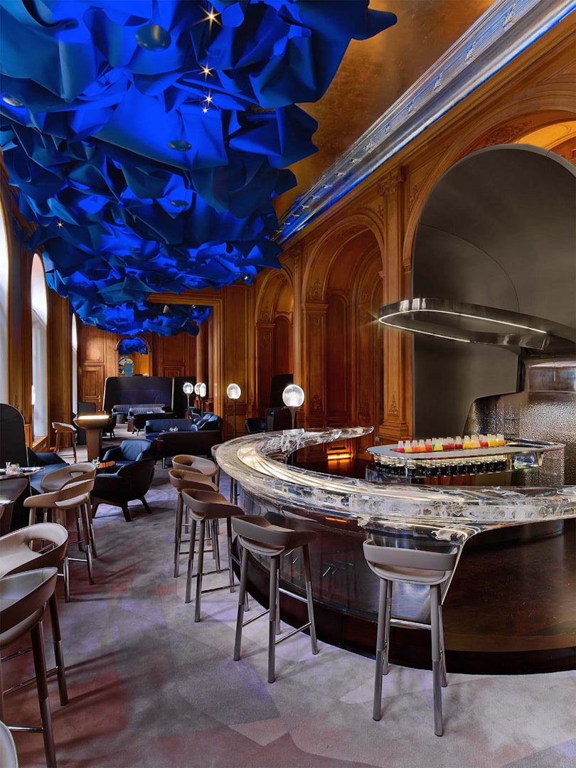 The bar at hôtel plaza athénée in Paris