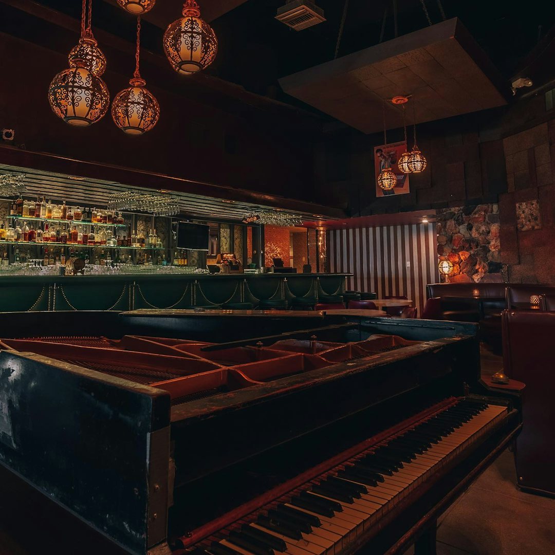 The bar and piano at The Dresden Room in Los Angeles