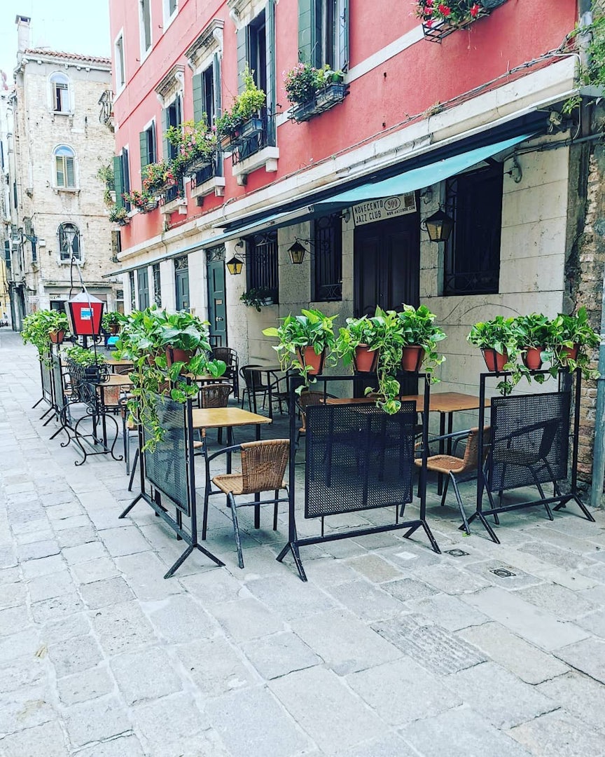 Exterior and terrace of Novecento Jazz Club 900