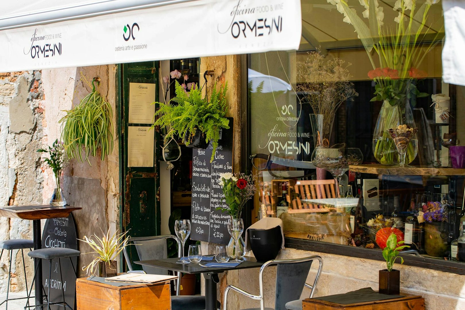 Exterior and terrace with blackboard menus at Oficina Ormesini