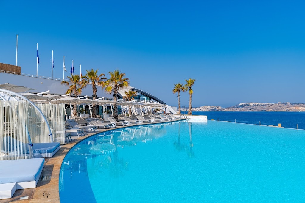 pool and ocean view at Café del Mar in Qawra