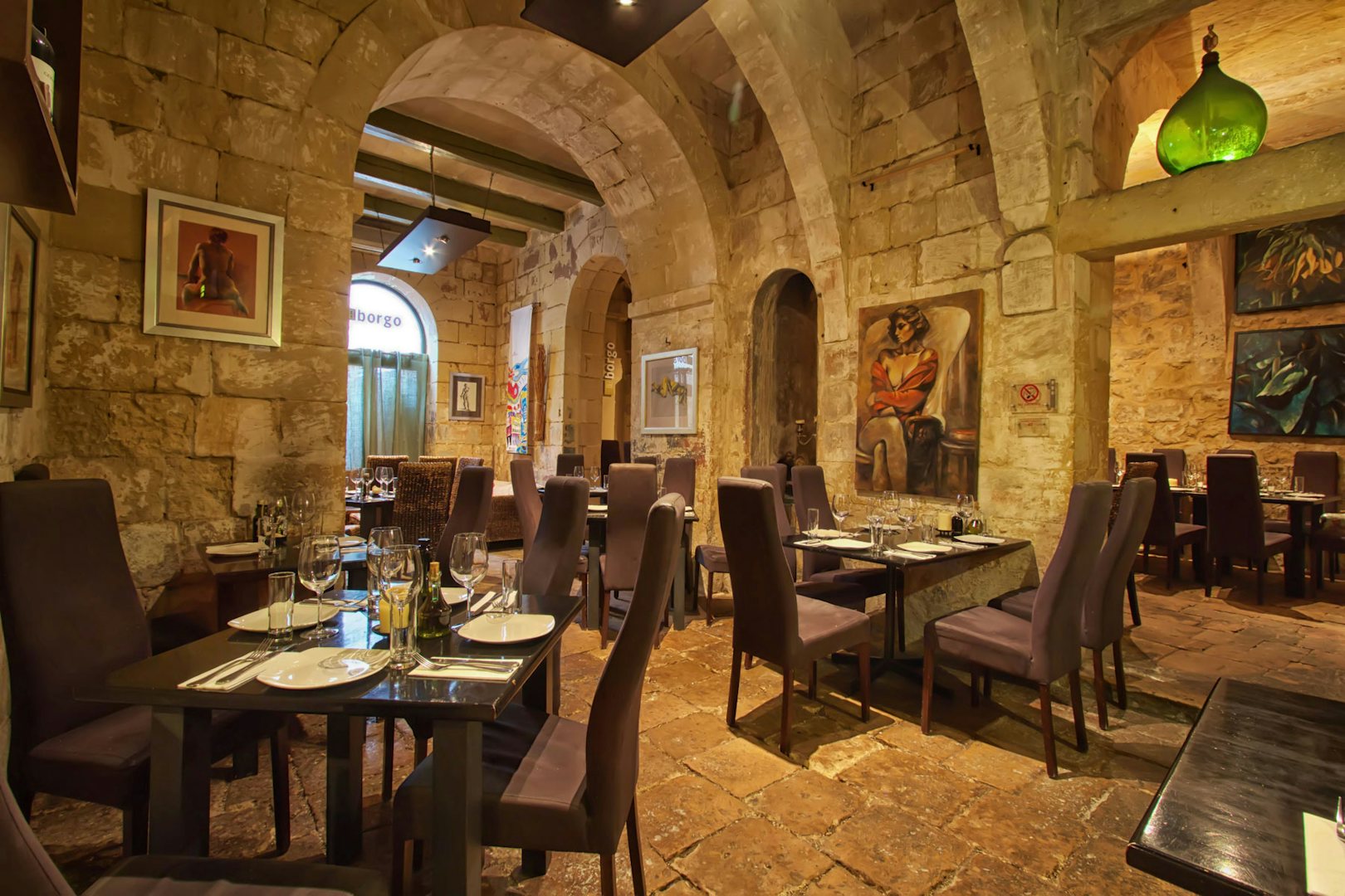 cozy and traditional interior of Del Borgo in Birgu