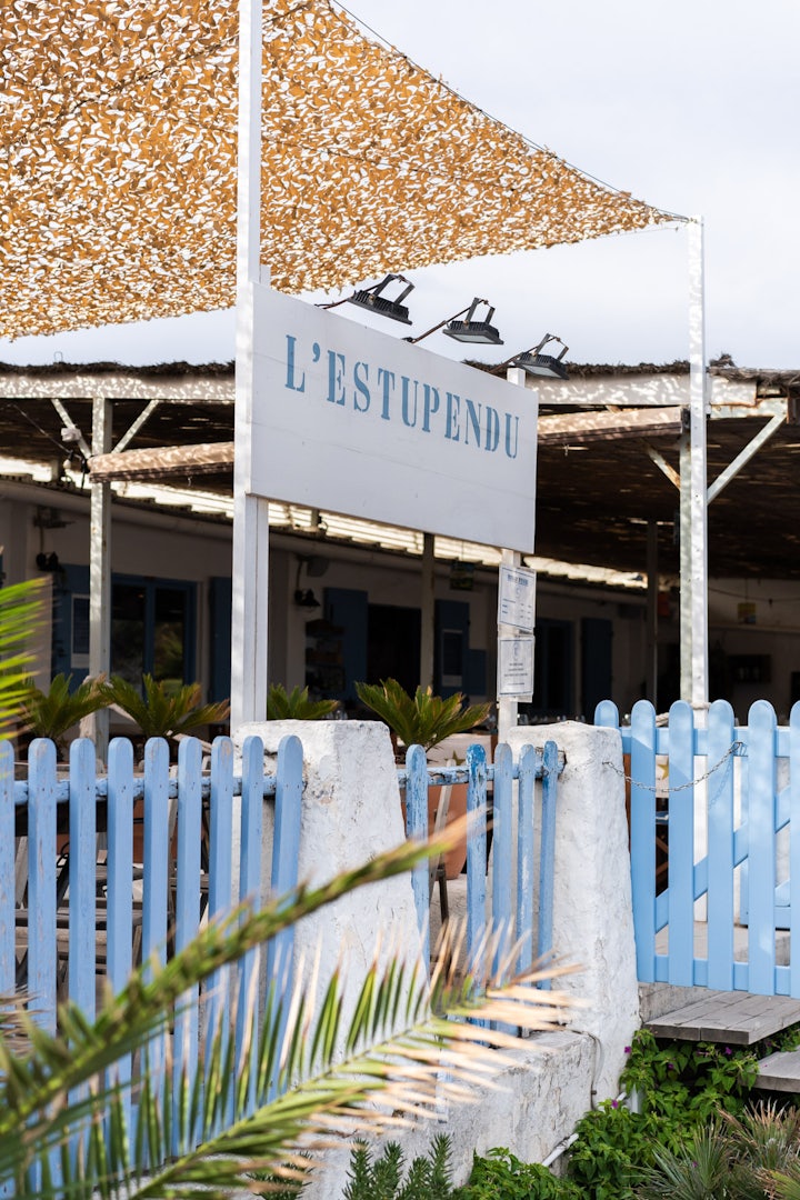 Entrance with blue picket fence at L'Estupendu