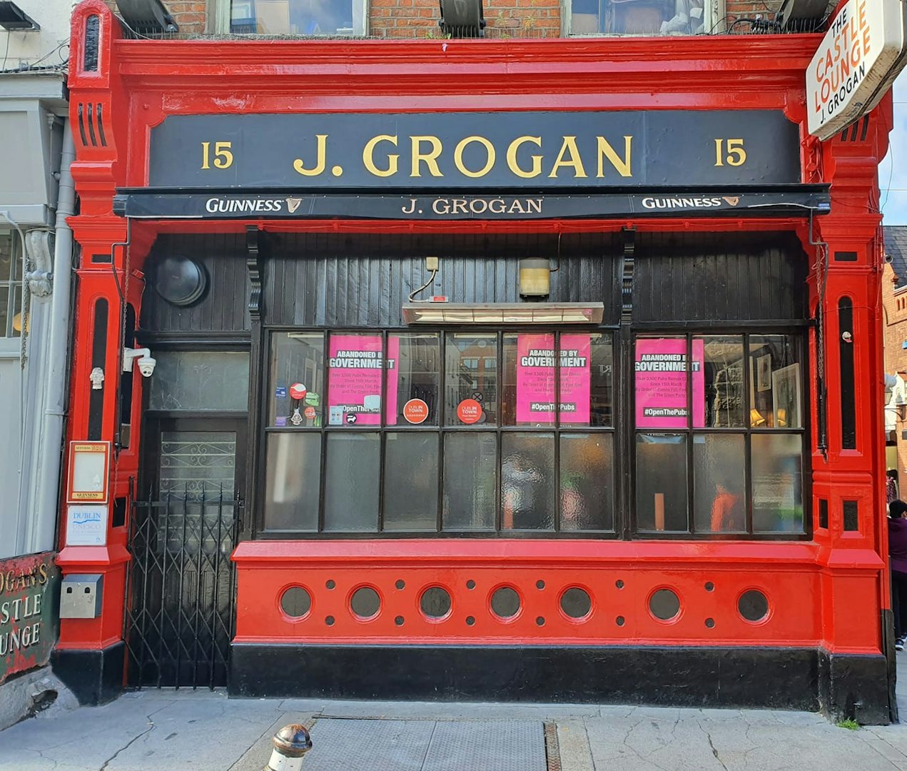 bright-red pub façade of Grogan's in Dublin