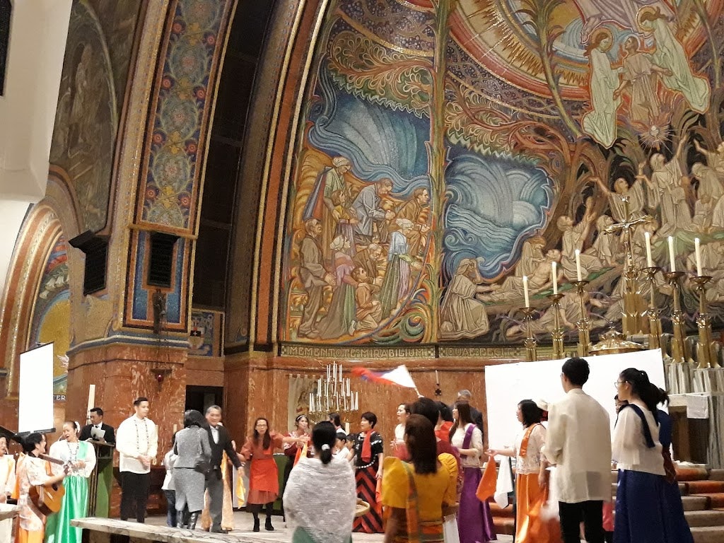 people celebrating at the Heilige Antonius Abtkerk