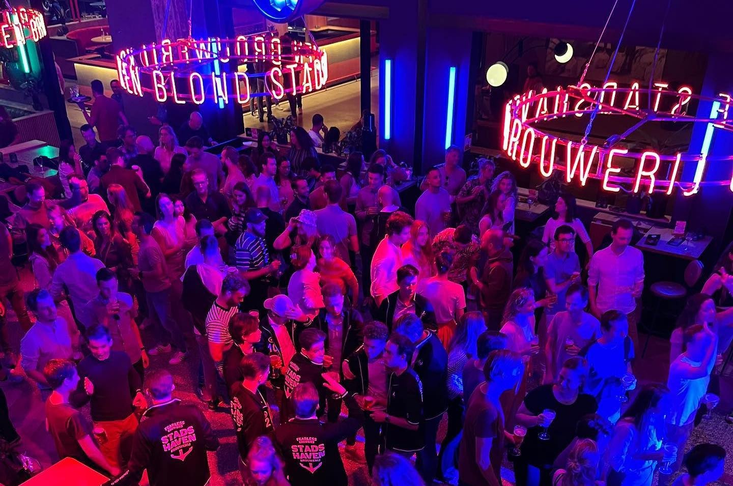 people enjoying drinks at the Stadshaven Brouwerij