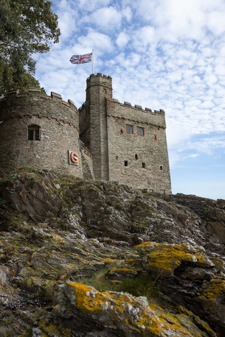 Exterior of Kingswear Castle with a British flag