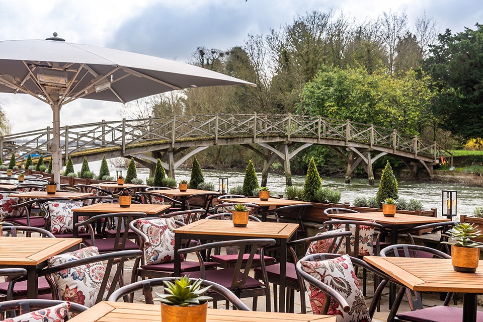 Outdoor terrace and view of the River Thames from The Trout Inn