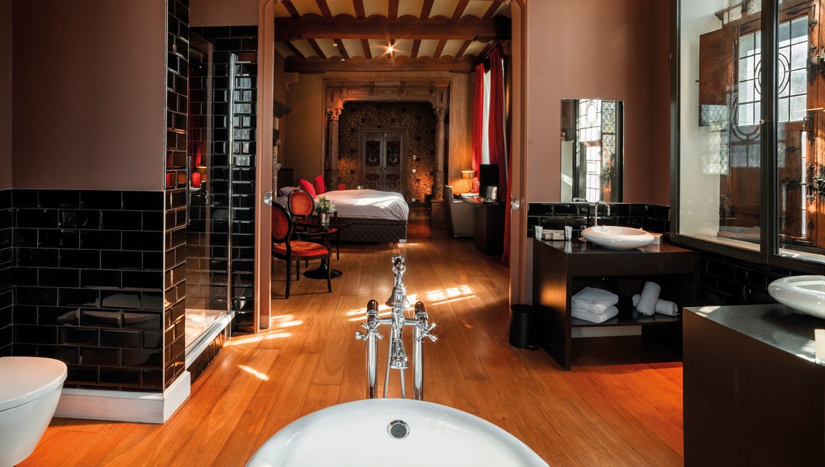 bathroom and bedroom at a luxurious suite at the Hotel Sélys