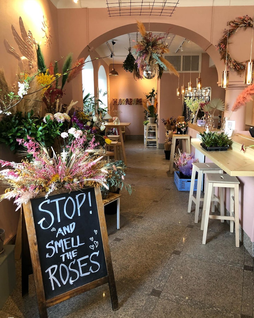 Pink interior with flowers at Florabaren