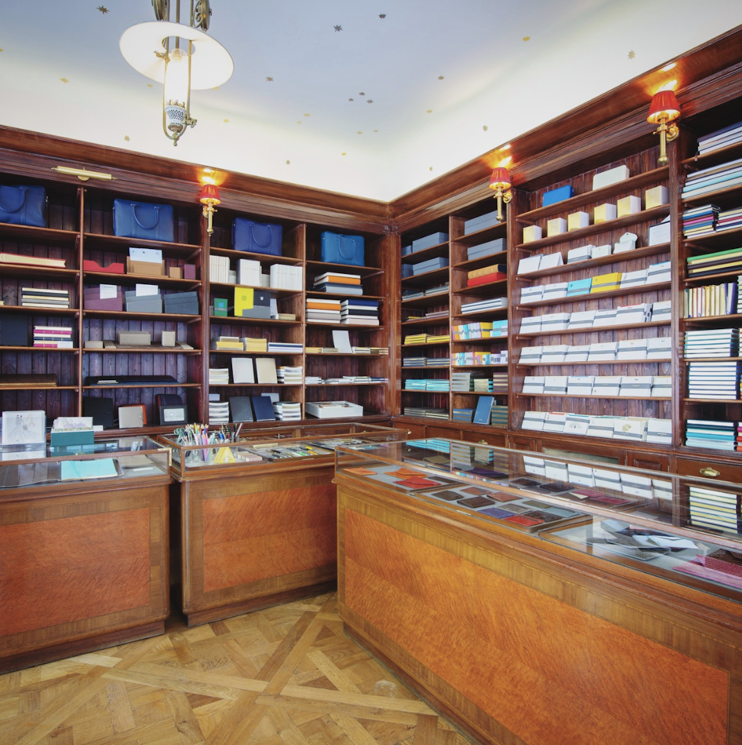 Interior of Papier Plus / armorial