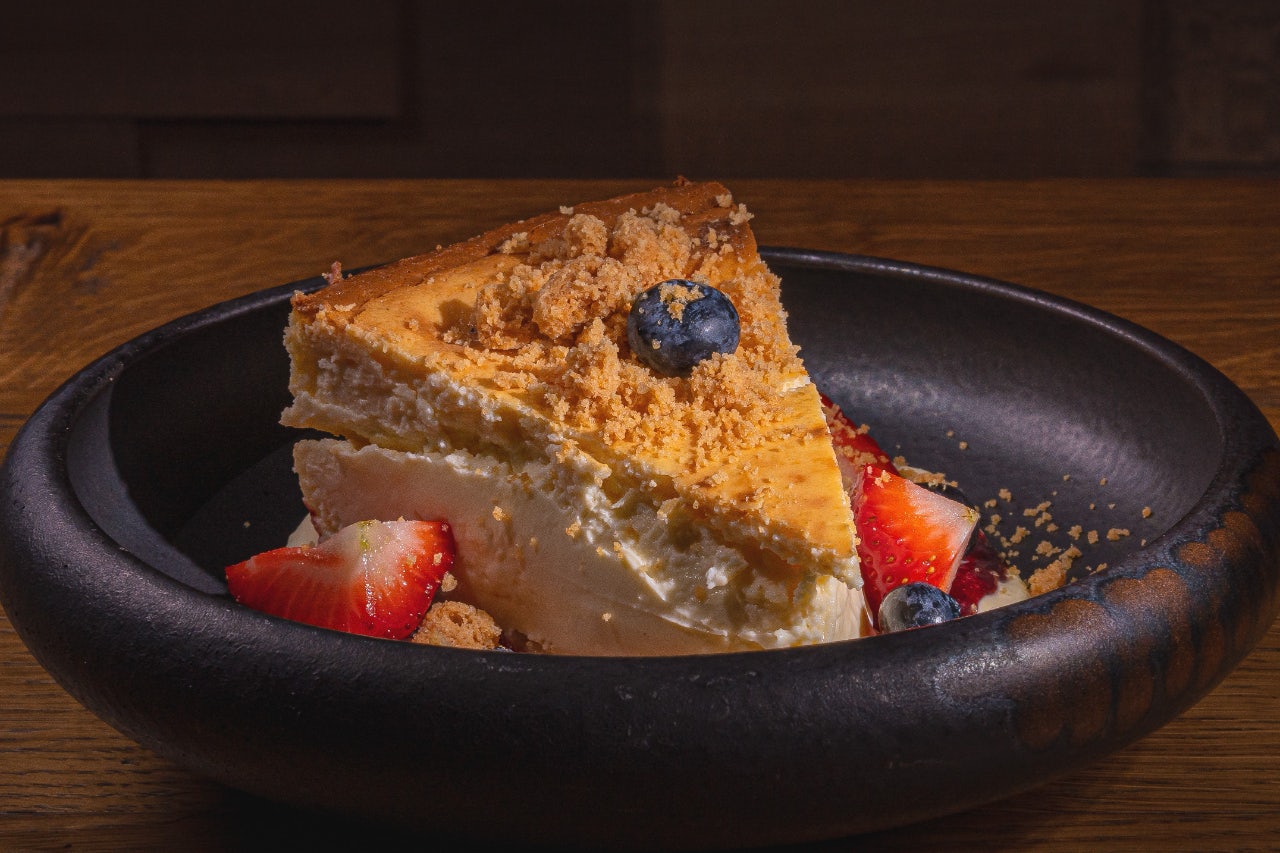 A valencian cheesecake with strawberries on the side