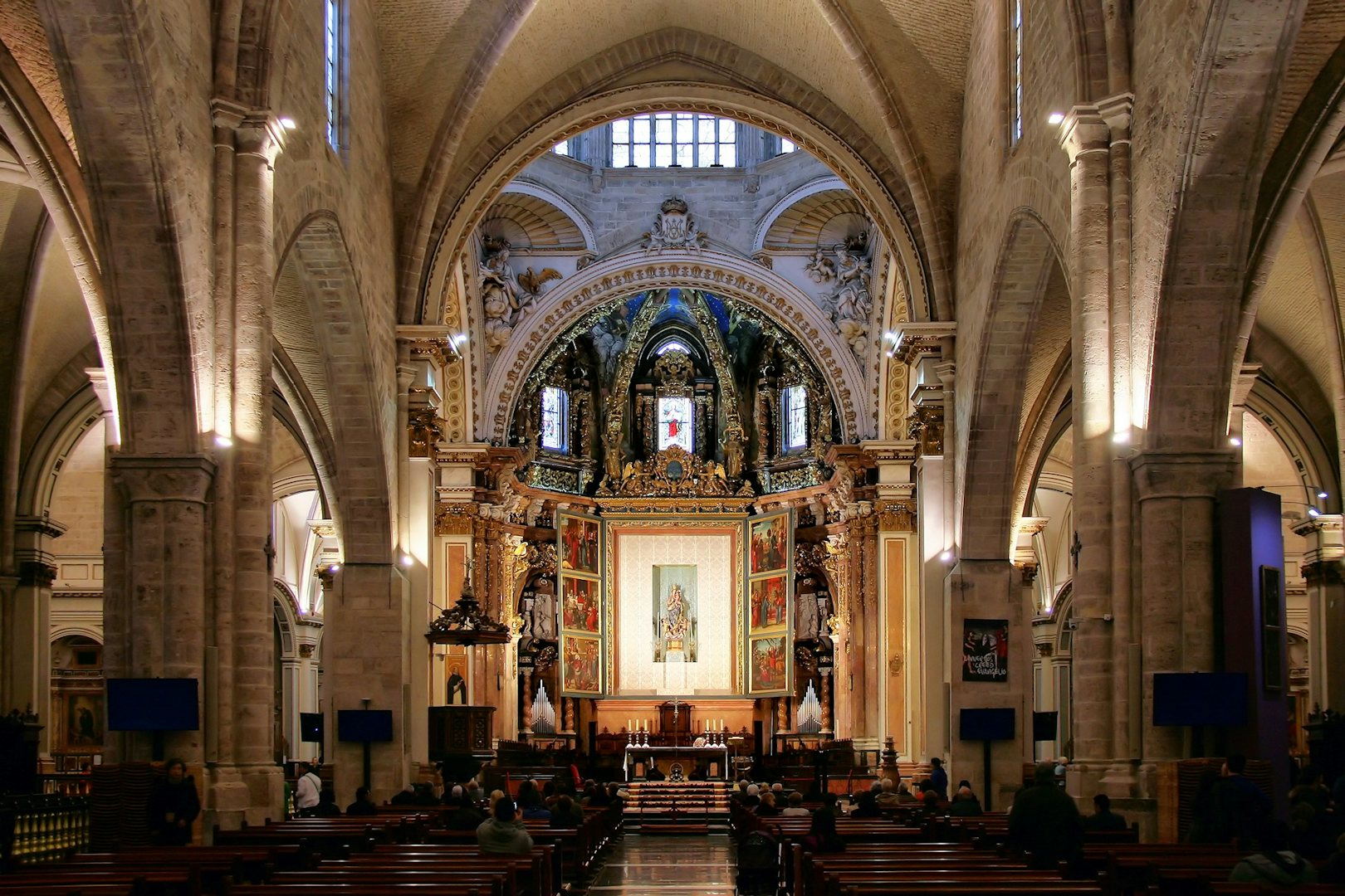 inside of the Valencia Catedral