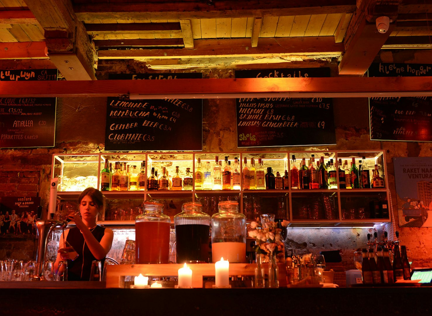 waitress preparing cocktail at Cafe Ventura Ghent