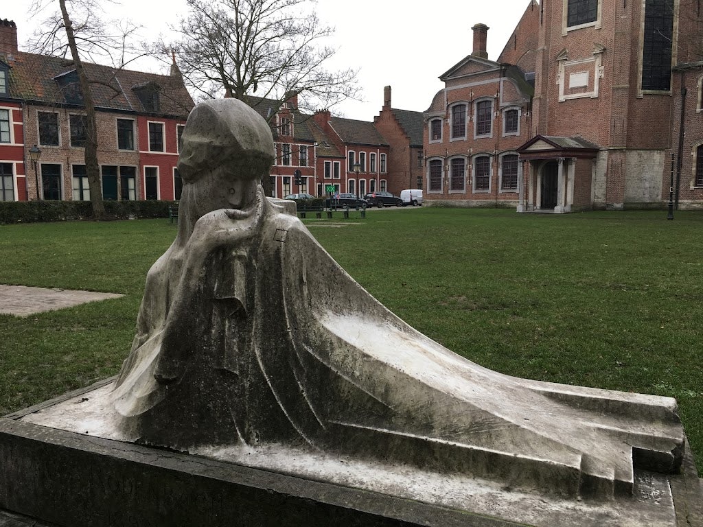 statue of a woman mourning her child in Begijnhofdries