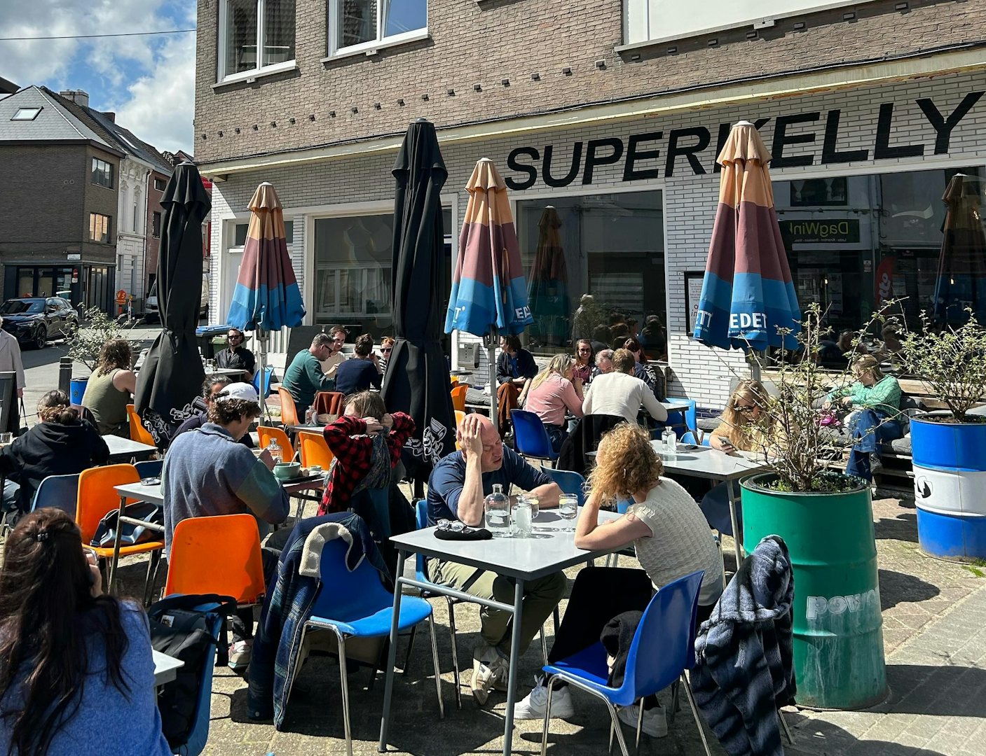 people enjoying the sun of the terrace at Superkelly