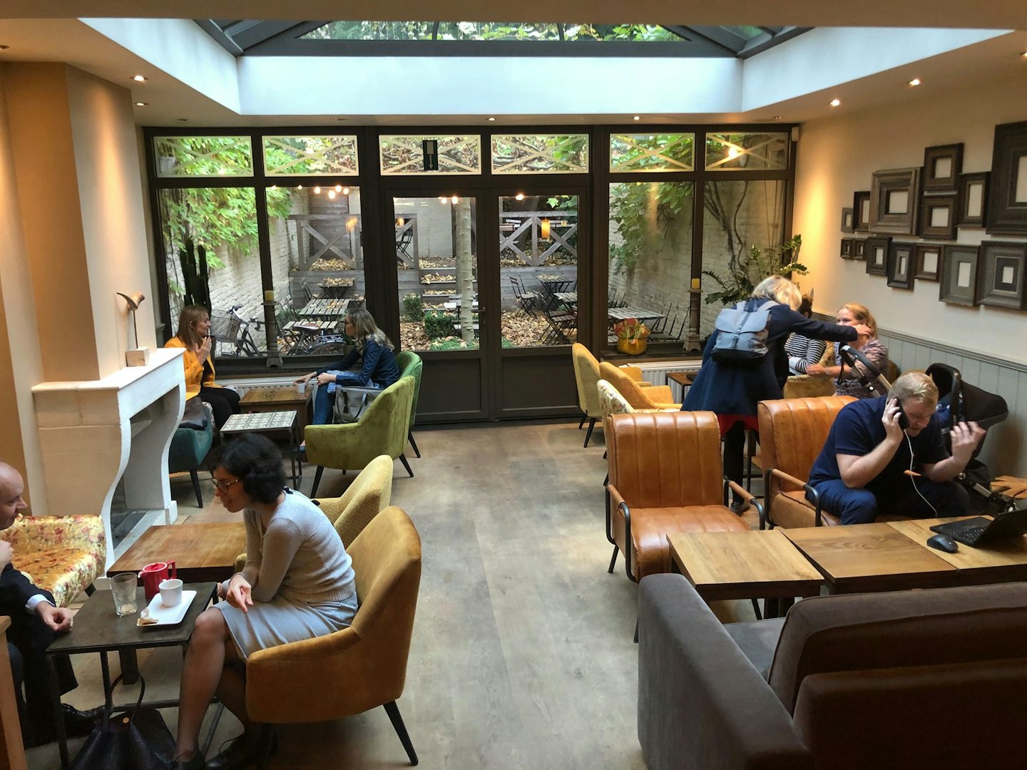 cozy veranda and terrace seating at Karsmakers Brussels