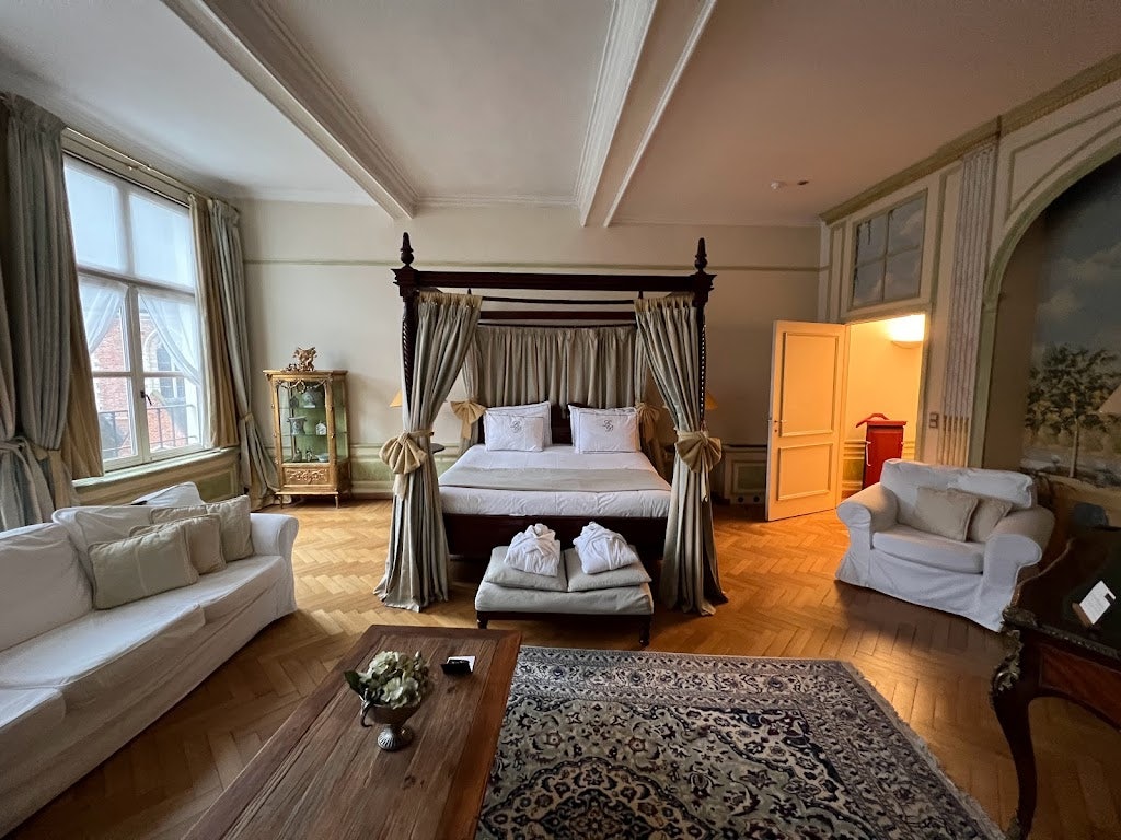 hotel room at Le Dixseptième