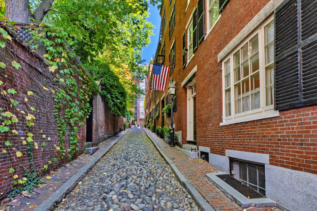 a quaint cobbled street in Boston's Beacon Hill neighborhood