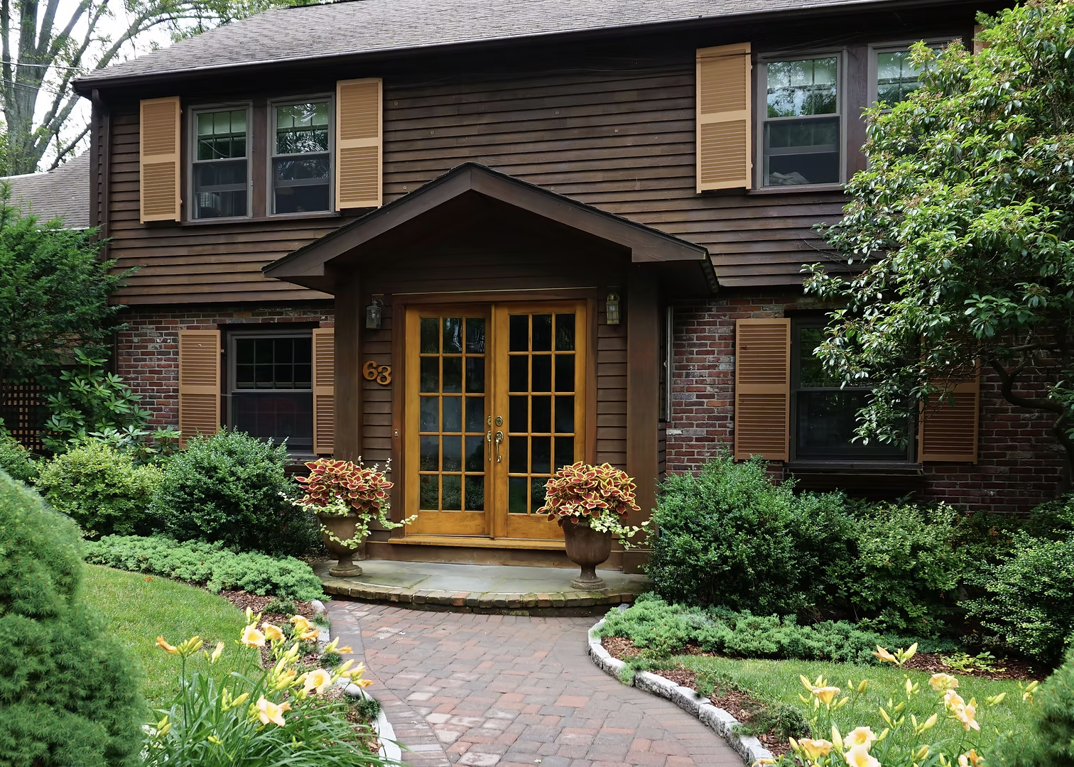 Facade of Alderwood b&b in Newton near Boston