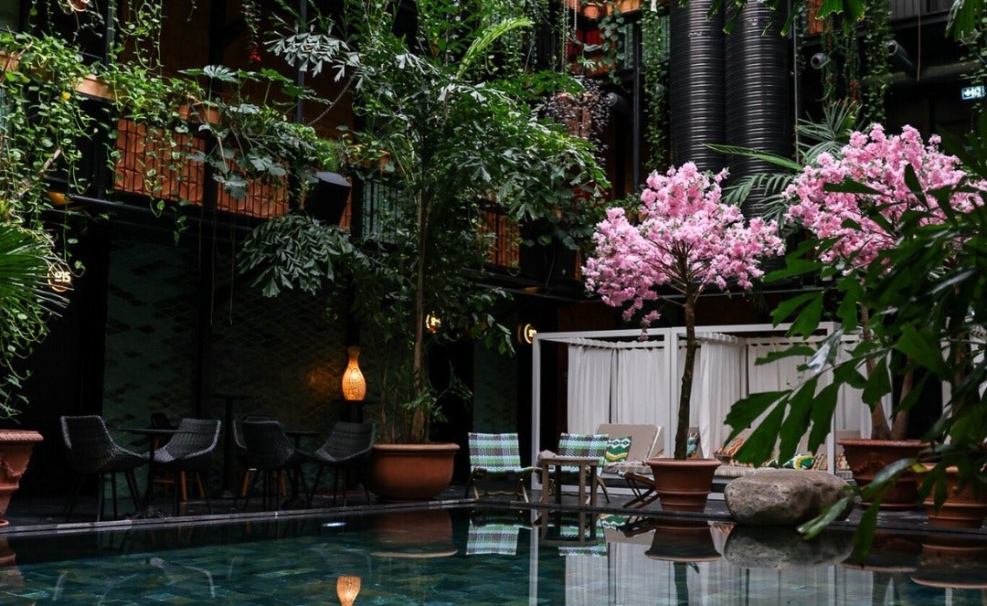 swimming pool and garden of Manon Les Suites hotel in Copenhagen