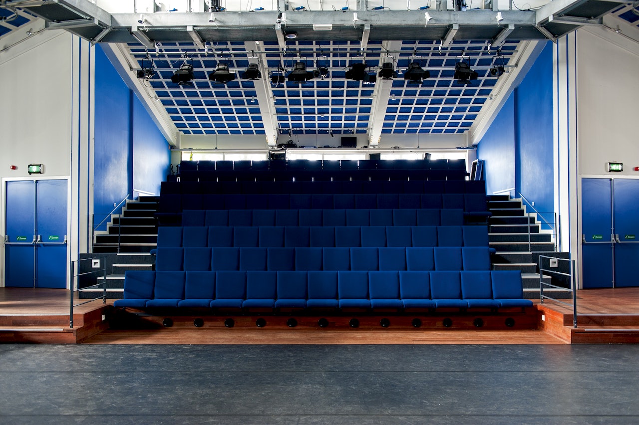 a blue stage at the Podium Mozaïek