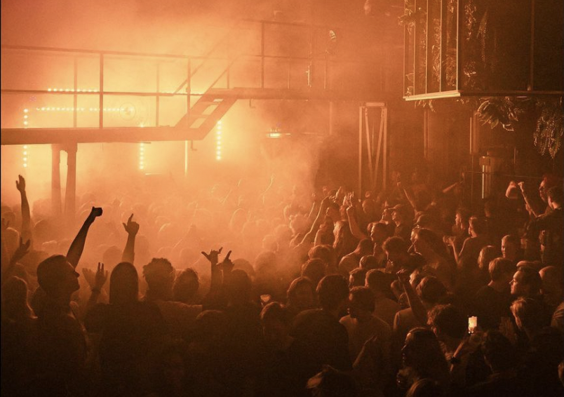 people enjoying a party at a smokey and dark Levenslang